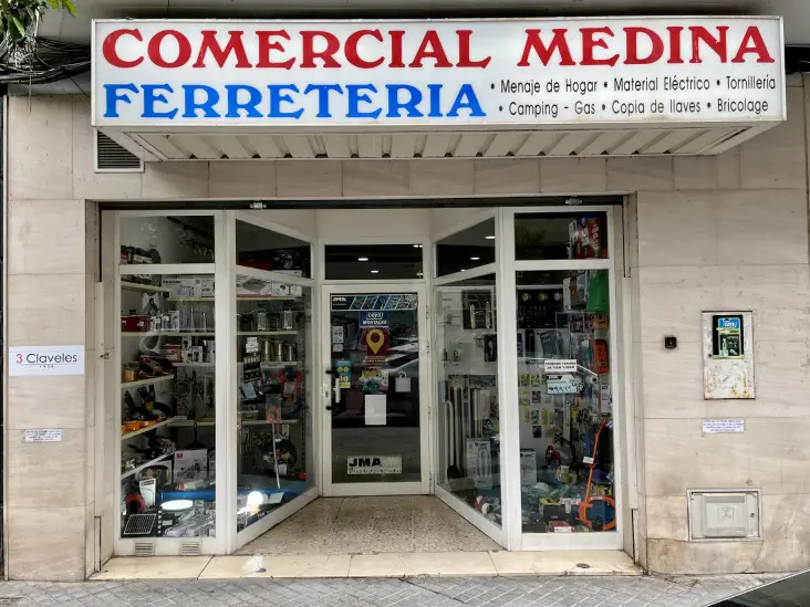 Portada de comercial Medina fachada